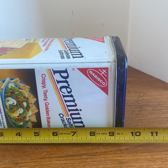 1985 Nabisco Brands Premium Saltine Crackers 16 OZ/454 grams 9 1/2” tall tin - Picture 8 of 9